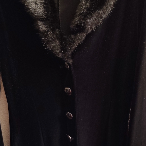 Chic Black Velvet Maxi Coat with Faux Fur Trim HMBC - Picture 12 of 16